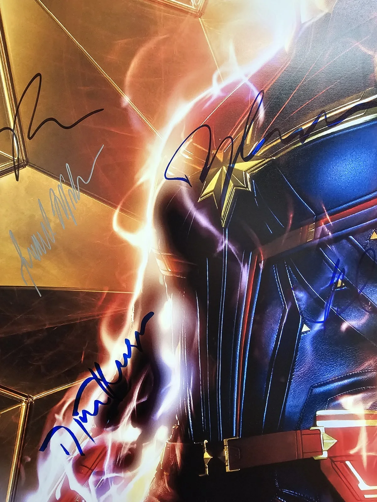 Larsen, Jackson, Law — Captain Marvel Signed Autographed 27X40 Poster Larsen, Jackson, Law + 10 Others, изображение 5
