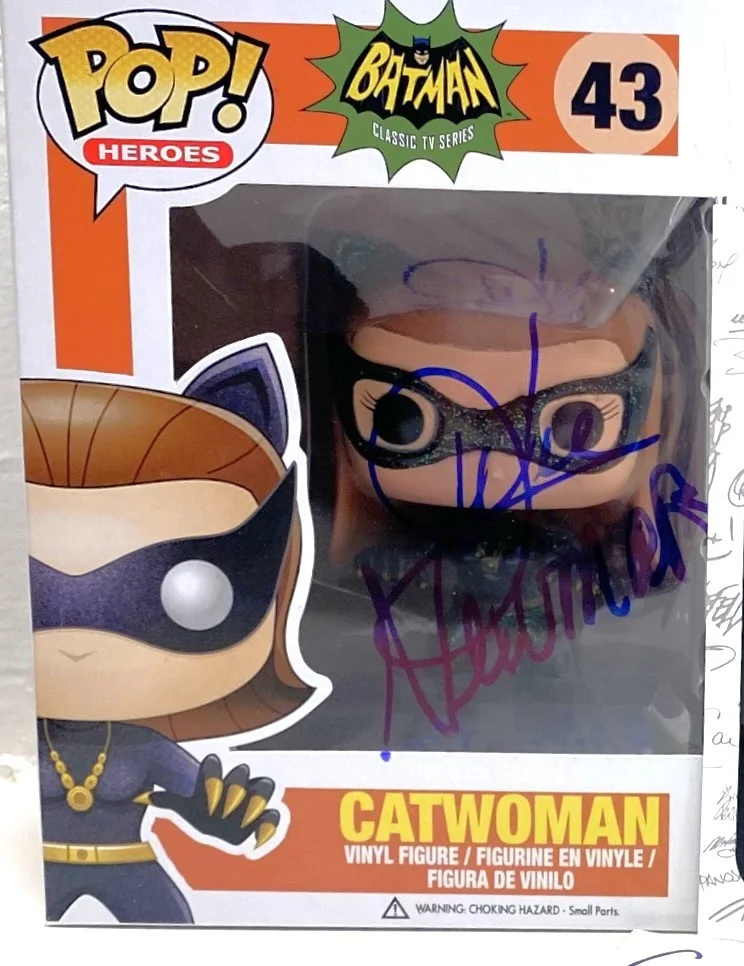 RARE Julie Newmar Signed IN PERSON Batman '66 Catwoman Funko Pop! Figure JSA COA, изображение 3