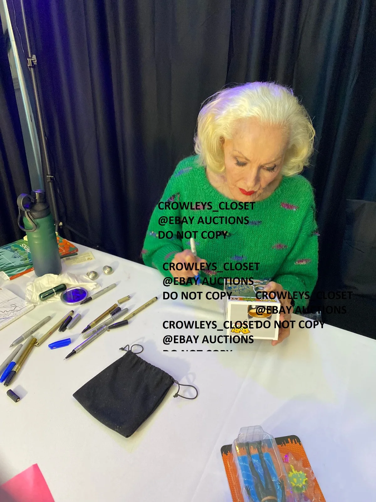 RARE Julie Newmar Signed IN PERSON Batman '66 Catwoman Funko Pop! Figure JSA COA, изображение 4