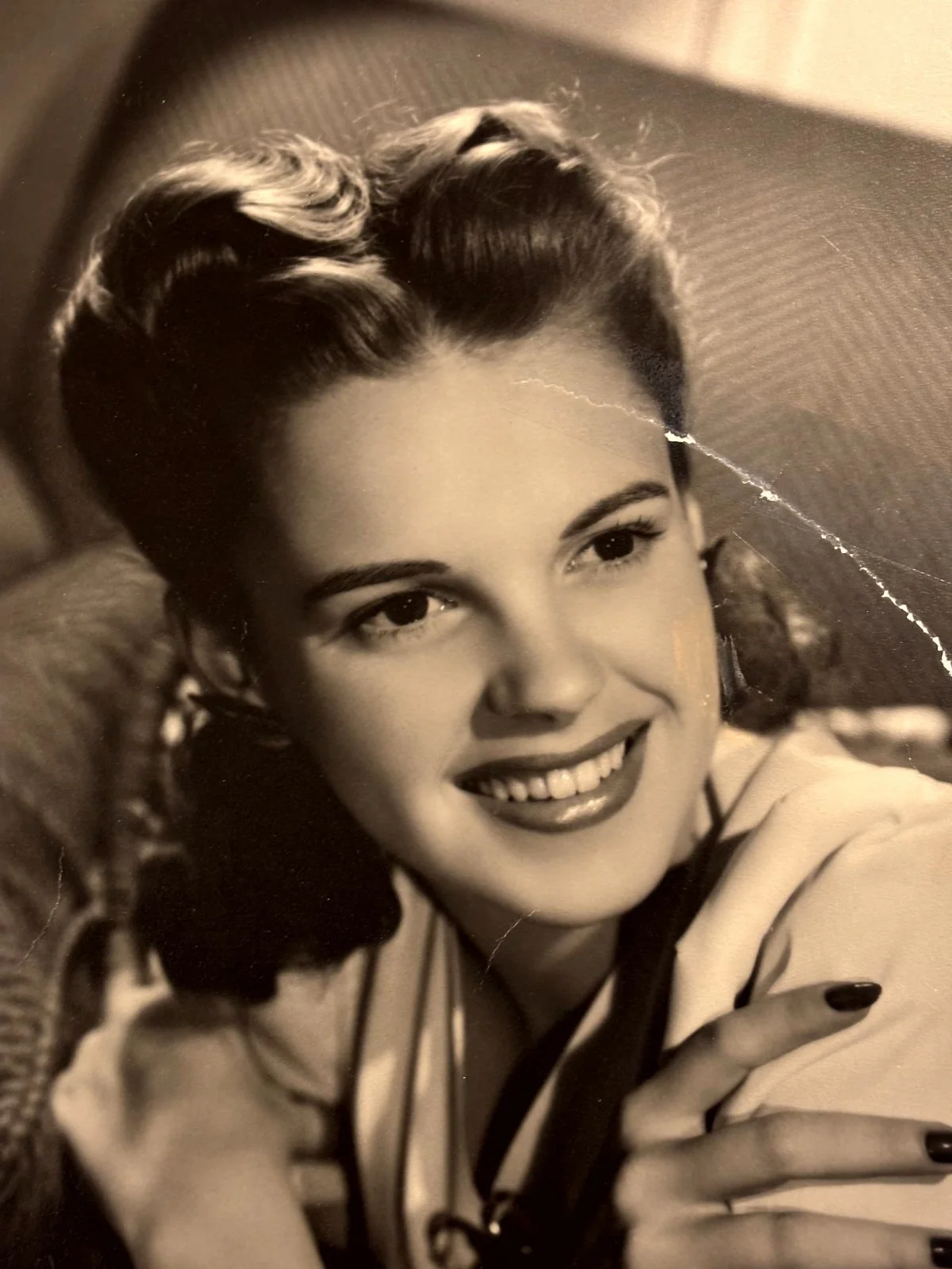 Judy Garland Extremely Rare Early Autographed Oversize 10/13 Photo 40s, image 4