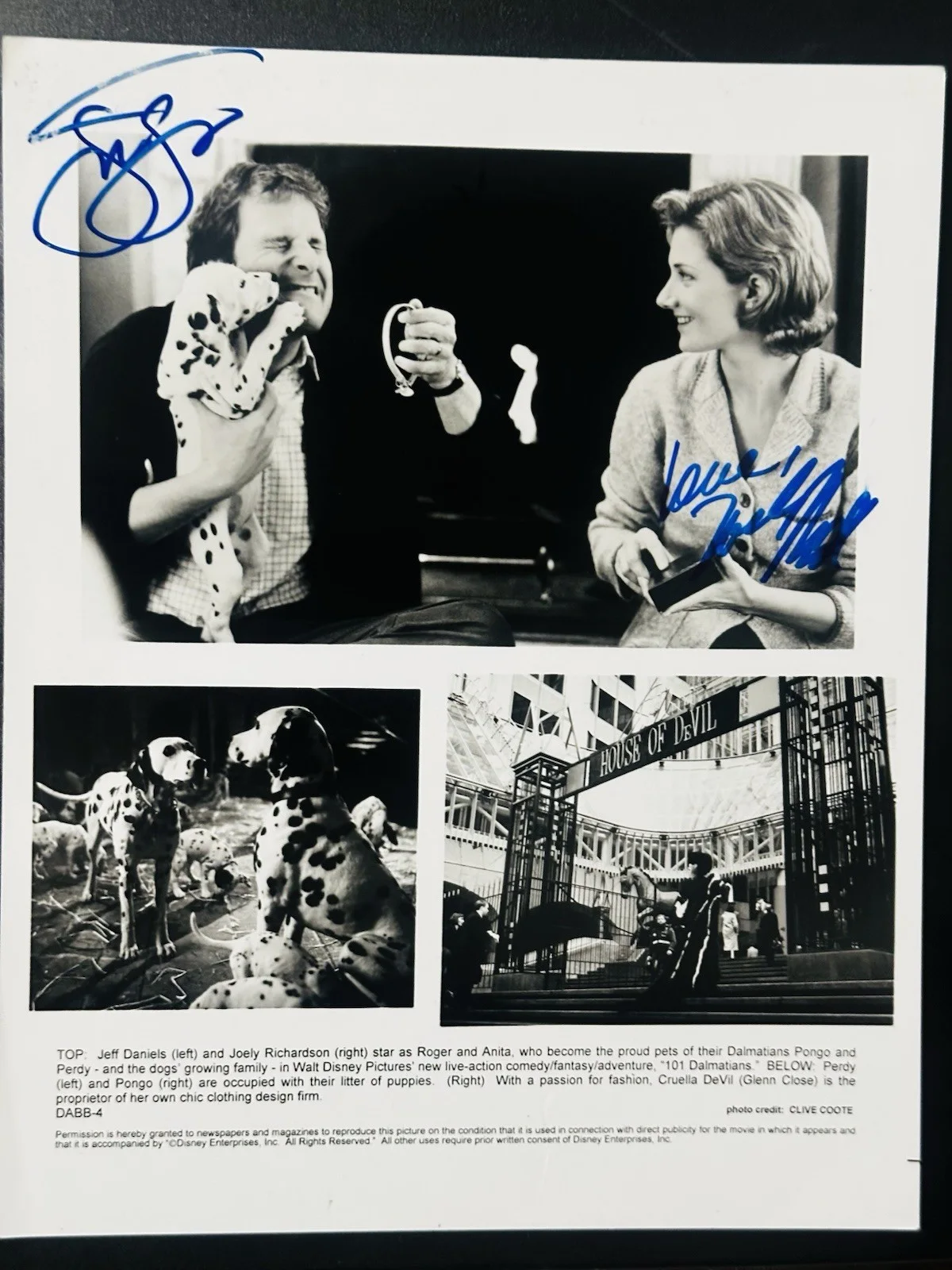 Jeff Daniels & Joely Ricardson — Jeff Daniels & Joely Richardson signed 101 Dalmatians 8x10 B&w Original Photo.