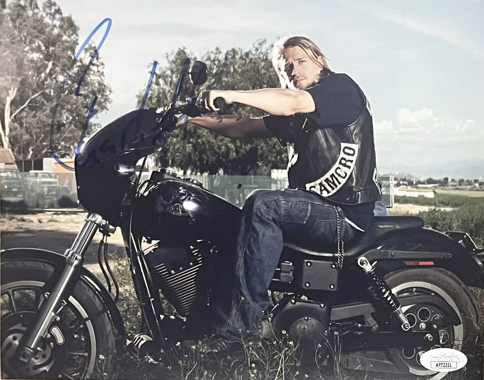 CHARLIE HUNNAM — Charlie Hunnam Signed 8x10 Photo as Peter Weller on Sons of Anarchy JSA COA
