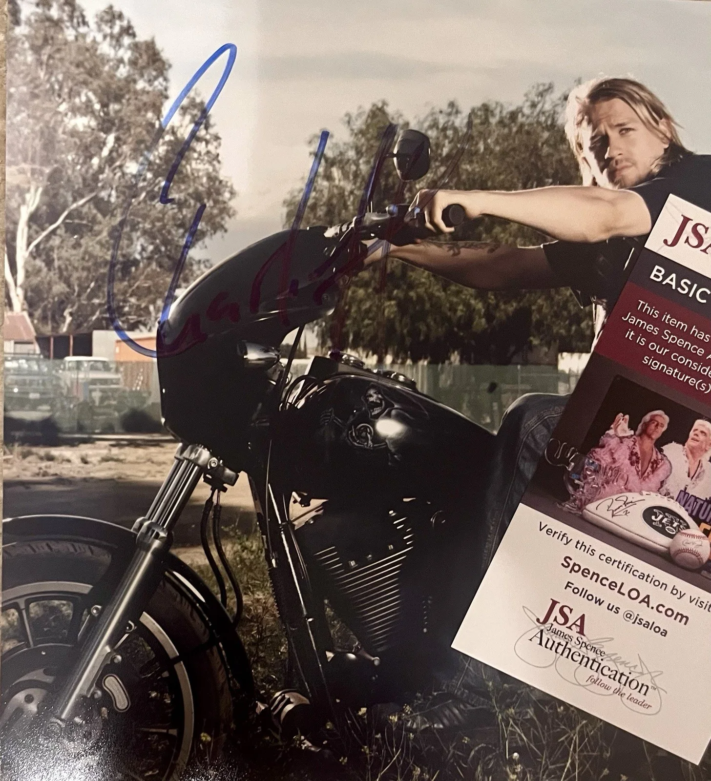 CHARLIE HUNNAM — Charlie Hunnam Signed 8x10 Photo as Peter Weller on Sons of Anarchy JSA COA, изображение 3