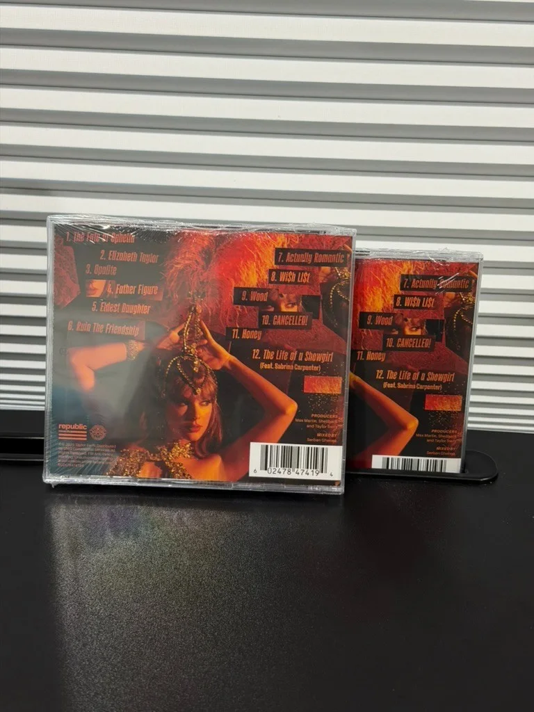 Taylor Swift - The Life of a Showgirl CD + Hand Signed PHOTO 4 *IN HAND*, изображение 2