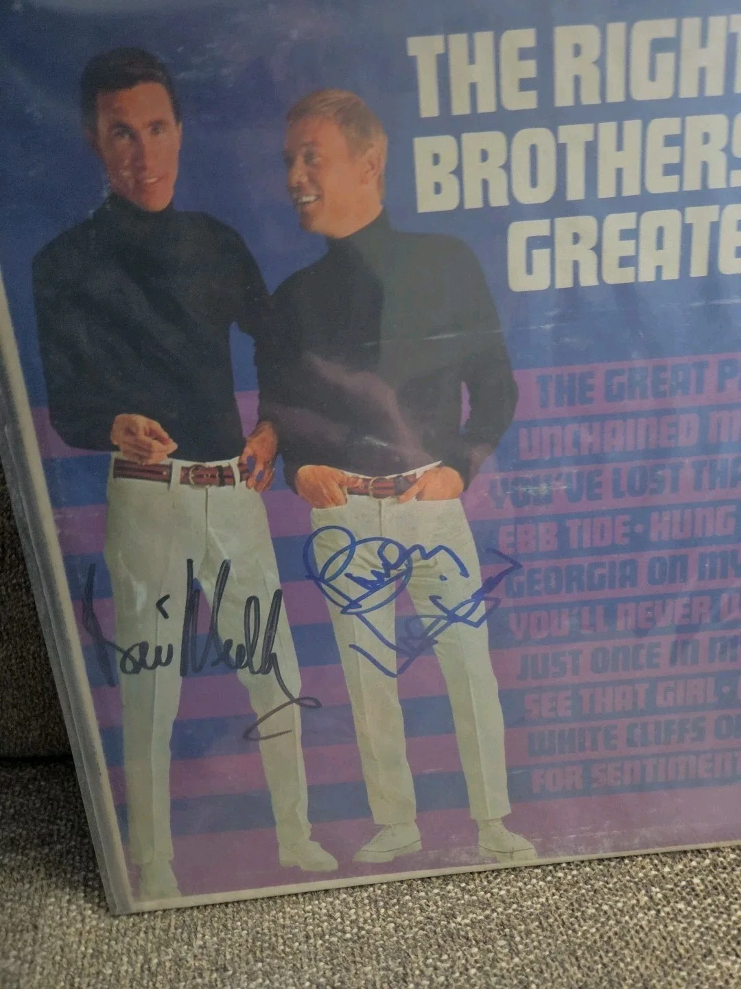 RIGHTEOUS BROTHERS Signed "Greatest Hits'" Album Record LP Beckett Authentic, image 2