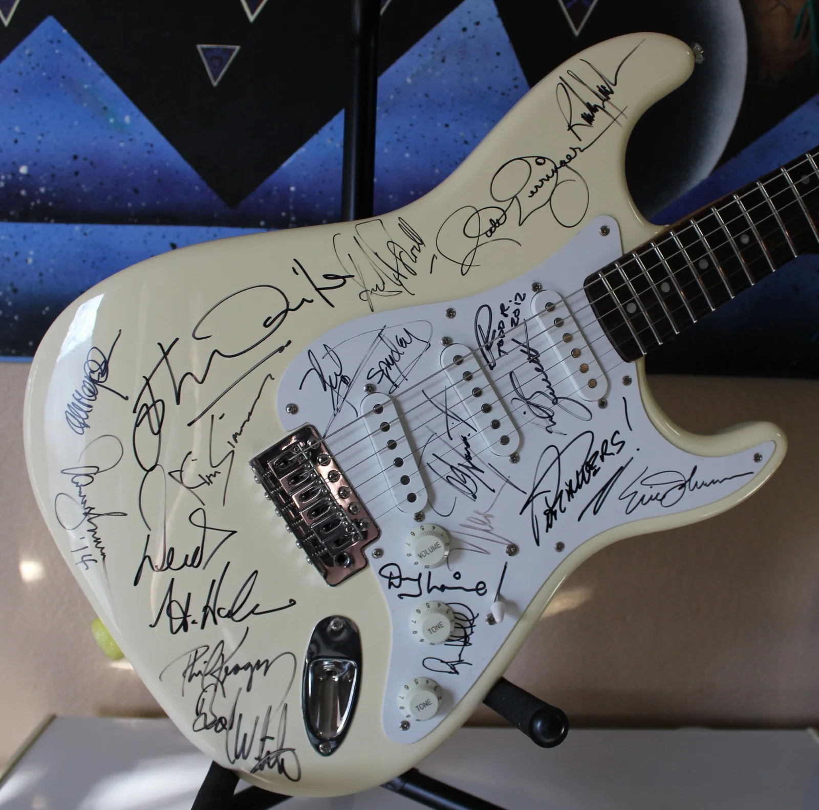 Guitar Signed By 19 Rock Artists - Rik Emmett, Aerosmith, Eric Johnson, Journey, изображение 2