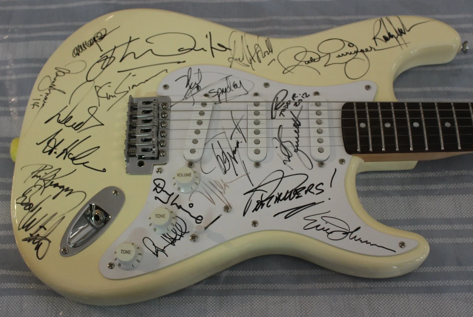 Guitar Signed By 19 Rock Artists - Rik Emmett, Aerosmith, Eric Johnson, Journey, изображение 3