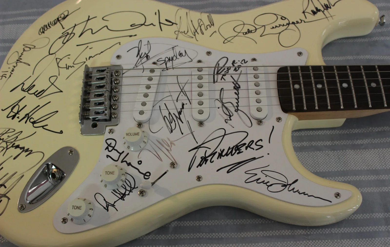 Guitar Signed By 19 Rock Artists - Rik Emmett, Aerosmith, Eric Johnson, Journey, изображение 4