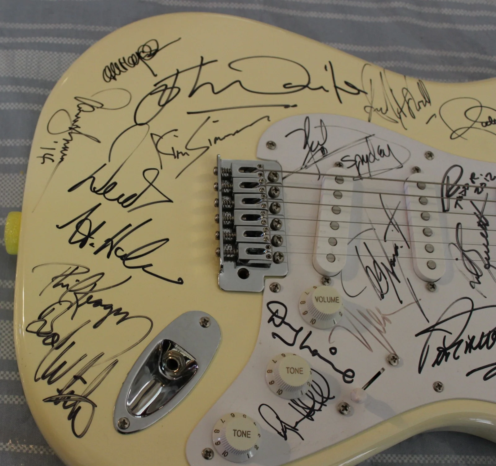 Guitar Signed By 19 Rock Artists - Rik Emmett, Aerosmith, Eric Johnson, Journey, изображение 5