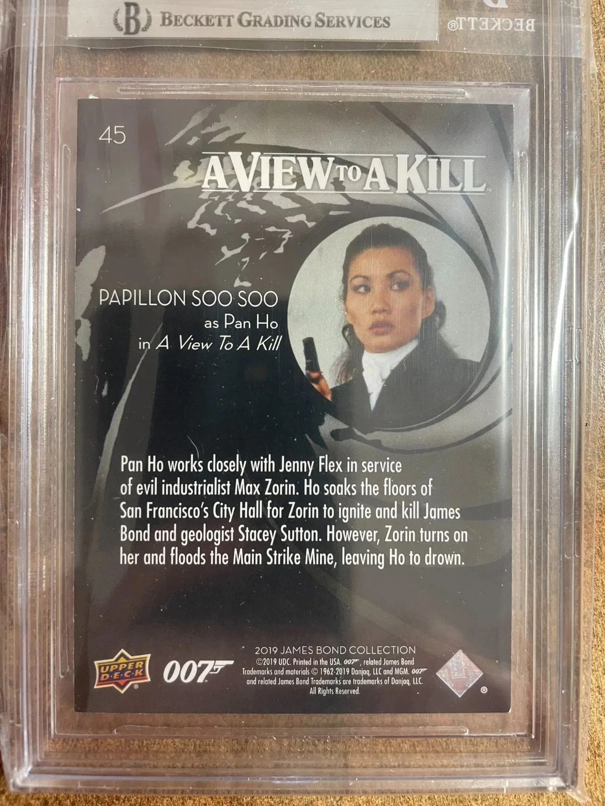 PAPILLON SOO SOO — PAPILLON SOO SOO SIGNED 2019 UD JAMES BOND COLLECTION CARD #45 BAS SLABBED, изображение 2