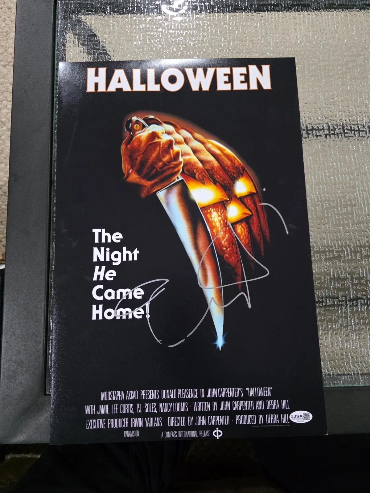 Jamie Lee Curtis — Jamie Lee Curtis HALLOWEEN Movie Signed Autographed 12x18 Photo JSA