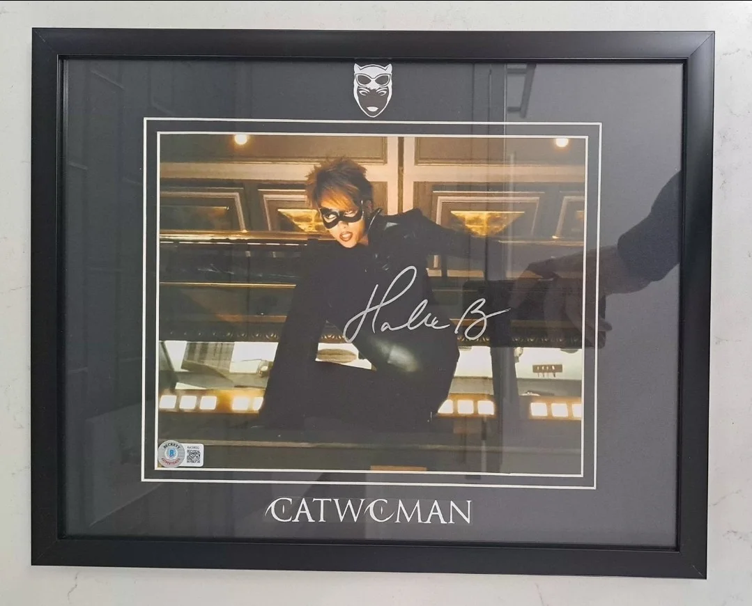 *HALLE BERRY* Catwoman Signed 8x10 Photo Framed/Custom Matted Beckett COA Batman, изображение 2