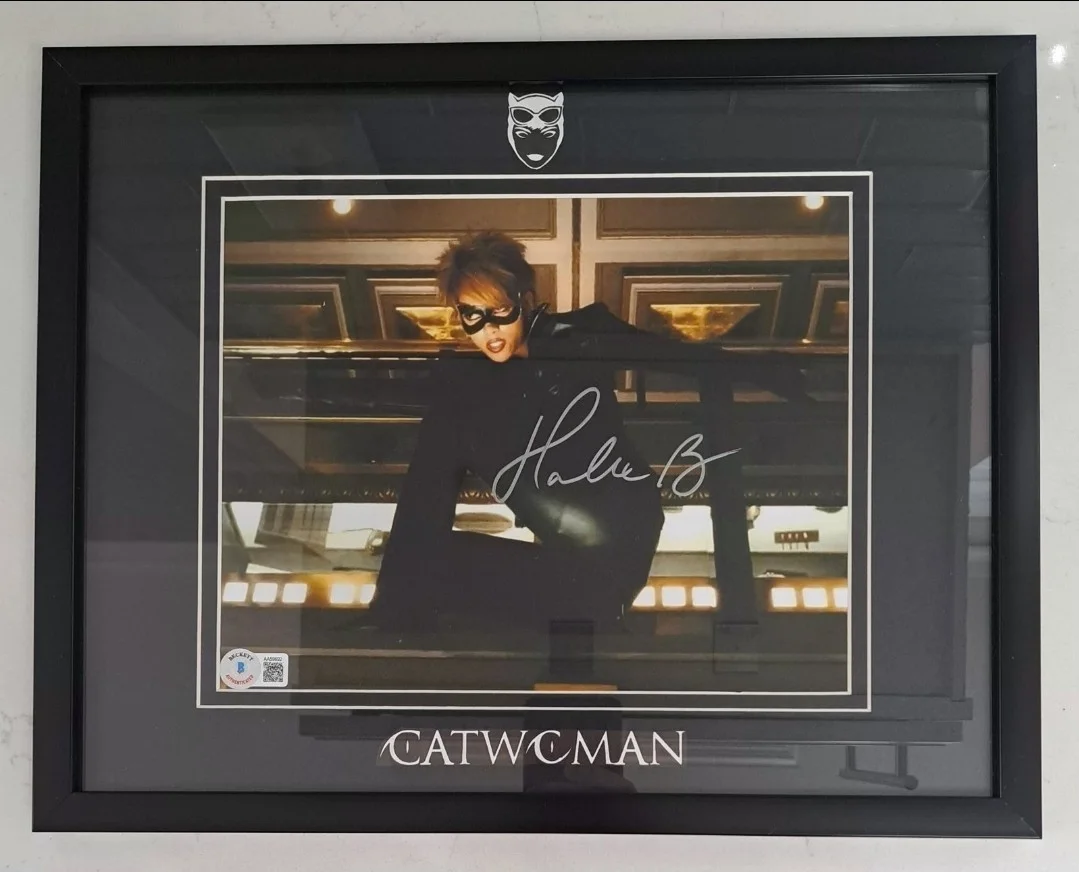 *HALLE BERRY* Catwoman Signed 8x10 Photo Framed/Custom Matted Beckett COA Batman, изображение 3