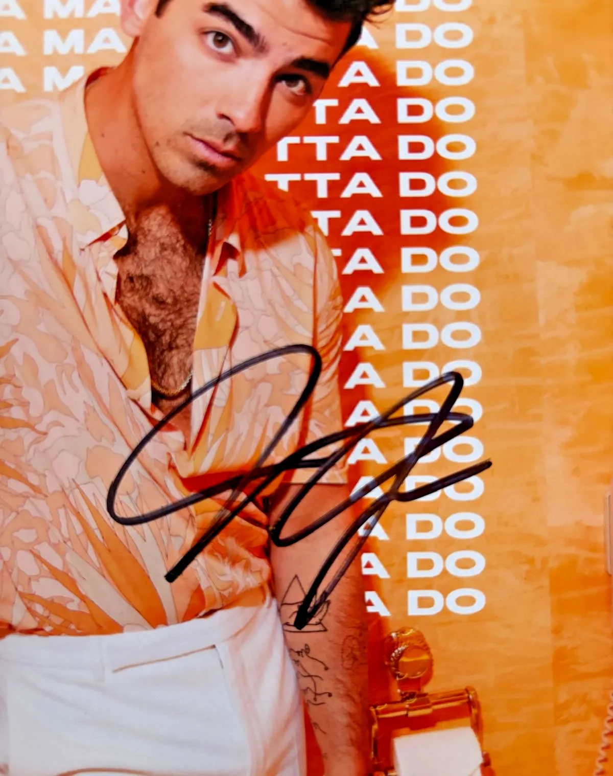 Joe Jonas — JOE JONAS SIGNED AUTOGRAPH ALBUM FLAT WHAT A MAN GOTTA DO JONAS BROTHERS BECKETT, image 2