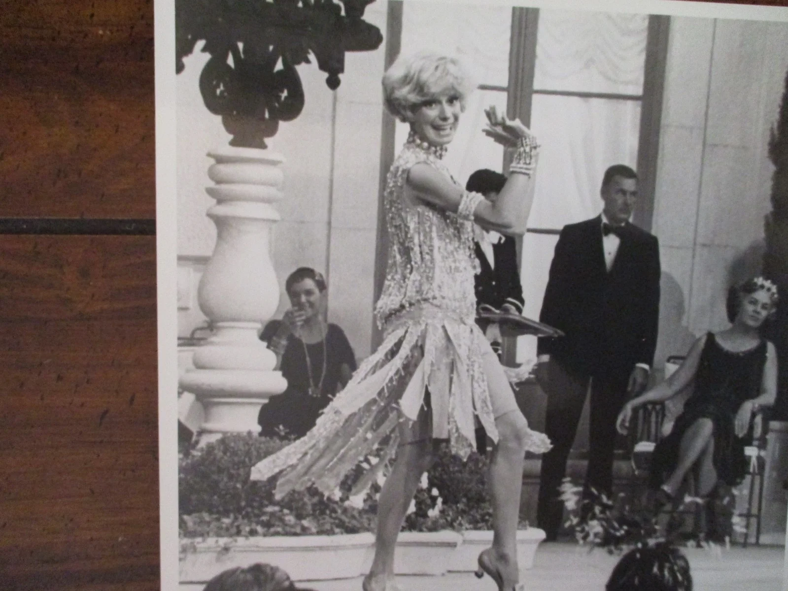 Carol Channing("THOROUGHLY MODERN MILLIE")1986 8 x 10 Black/White Press Photo, изображение 2