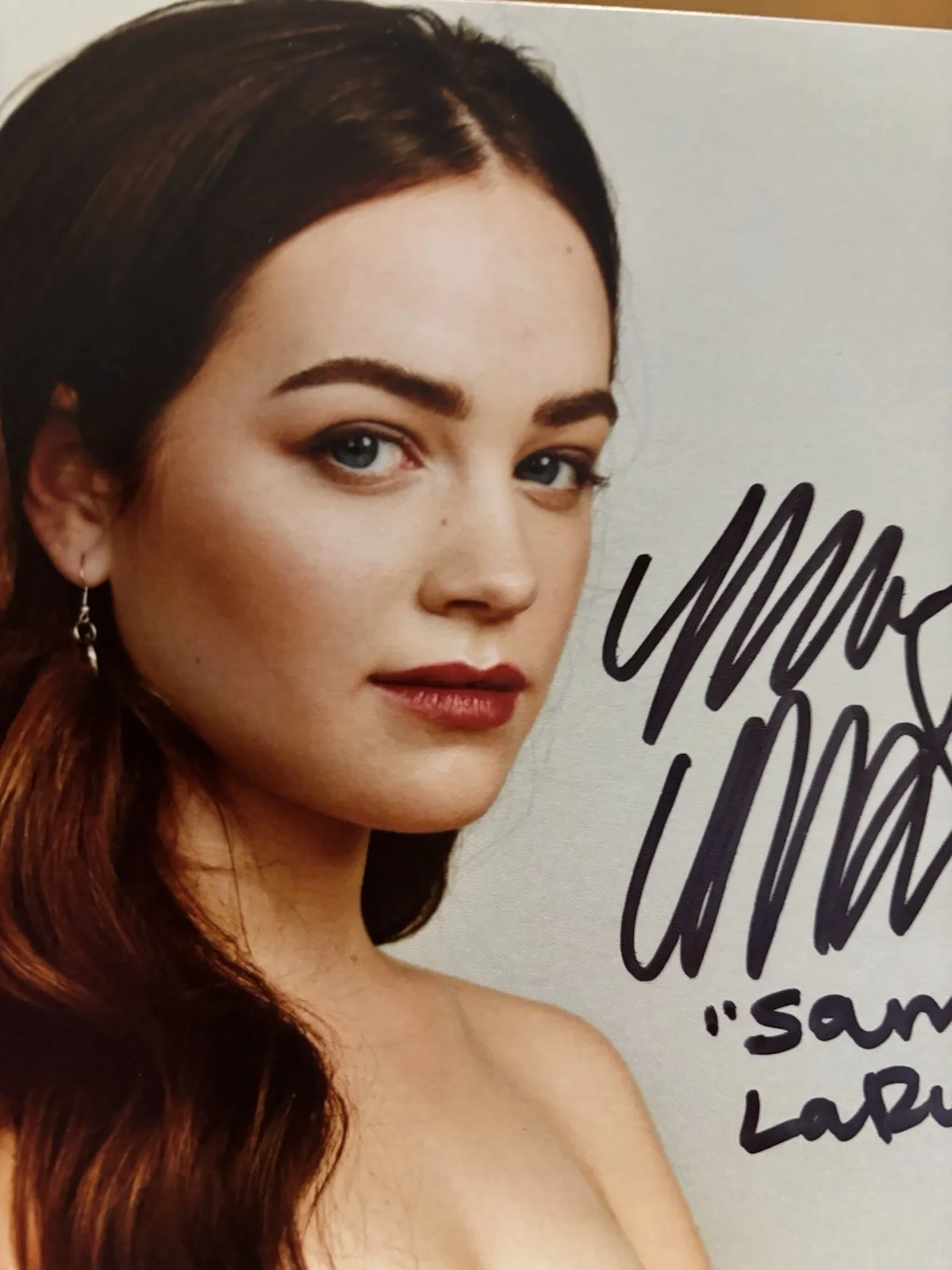 Mary Mouser — Mary Mouser / Cobra Kai Karate Sam Larusso Signed Autograph 8x10 Photo, изображение 3