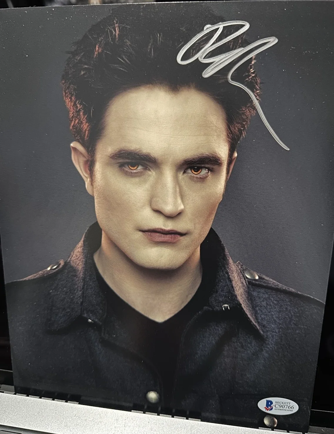 ROBERT PATTINSON — ROBERT PATTINSON SIGNED PHOTO 8X10 TWILIGHT AUTOGRAPH TEAM EDWARD BAS COA BATMAN, изображение 2