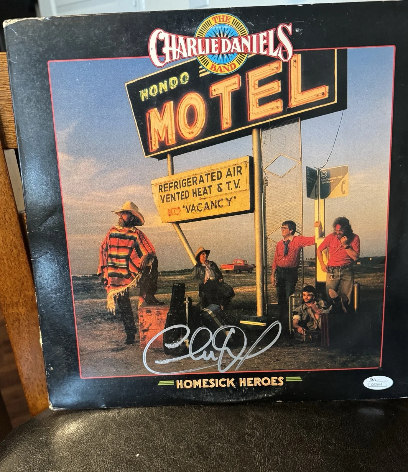 (JSA COA) SIGNED CHARLIE DANIELS ALBUM VINYL “HOMESICK HEROES HONDO HOTEL” *RARE, изображение 4