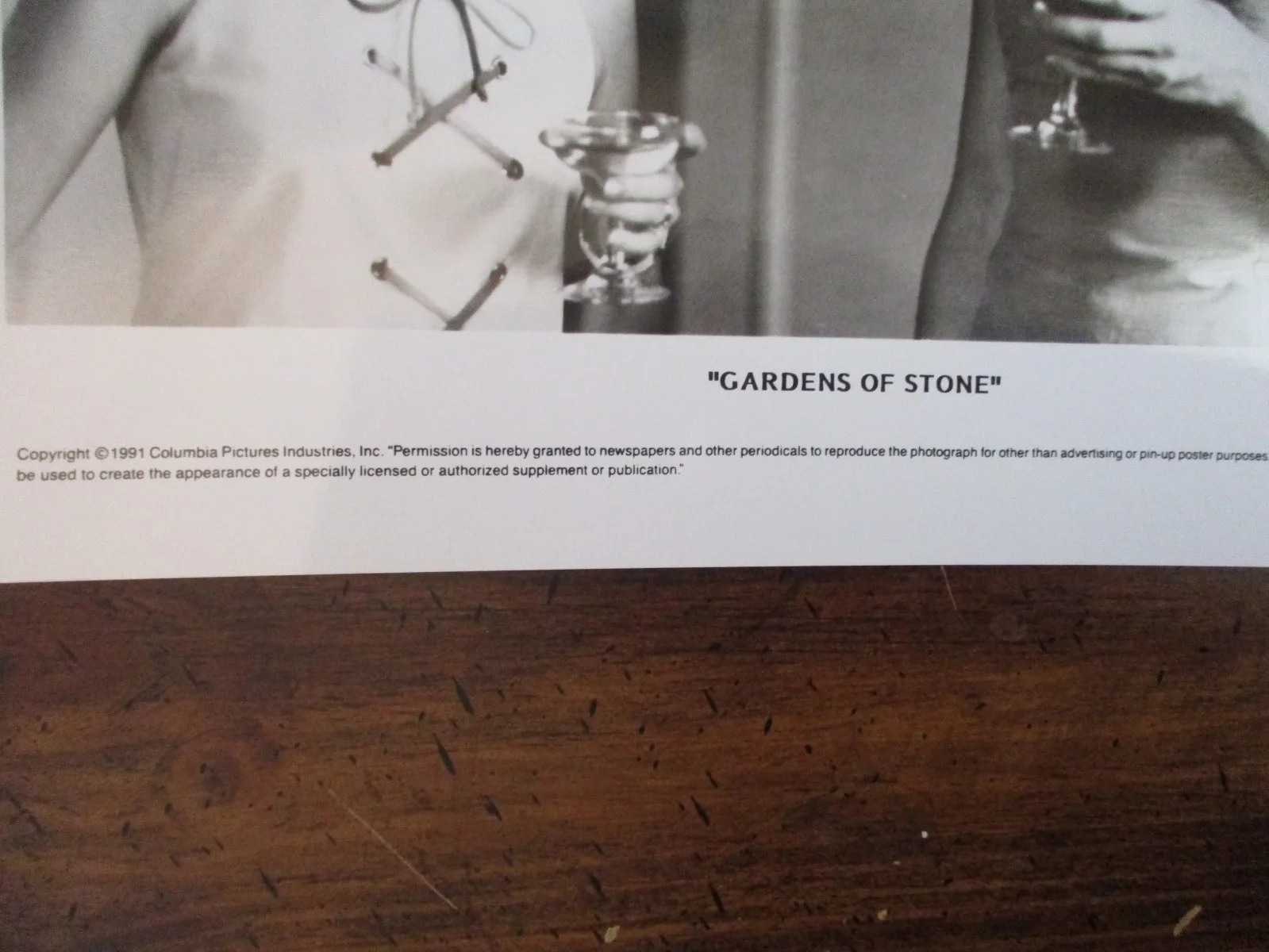 Mary Stuart Masterson/Anjelica Huston(GARDENS OF STONE)1991 10 x 8 B & W Photo, изображение 2