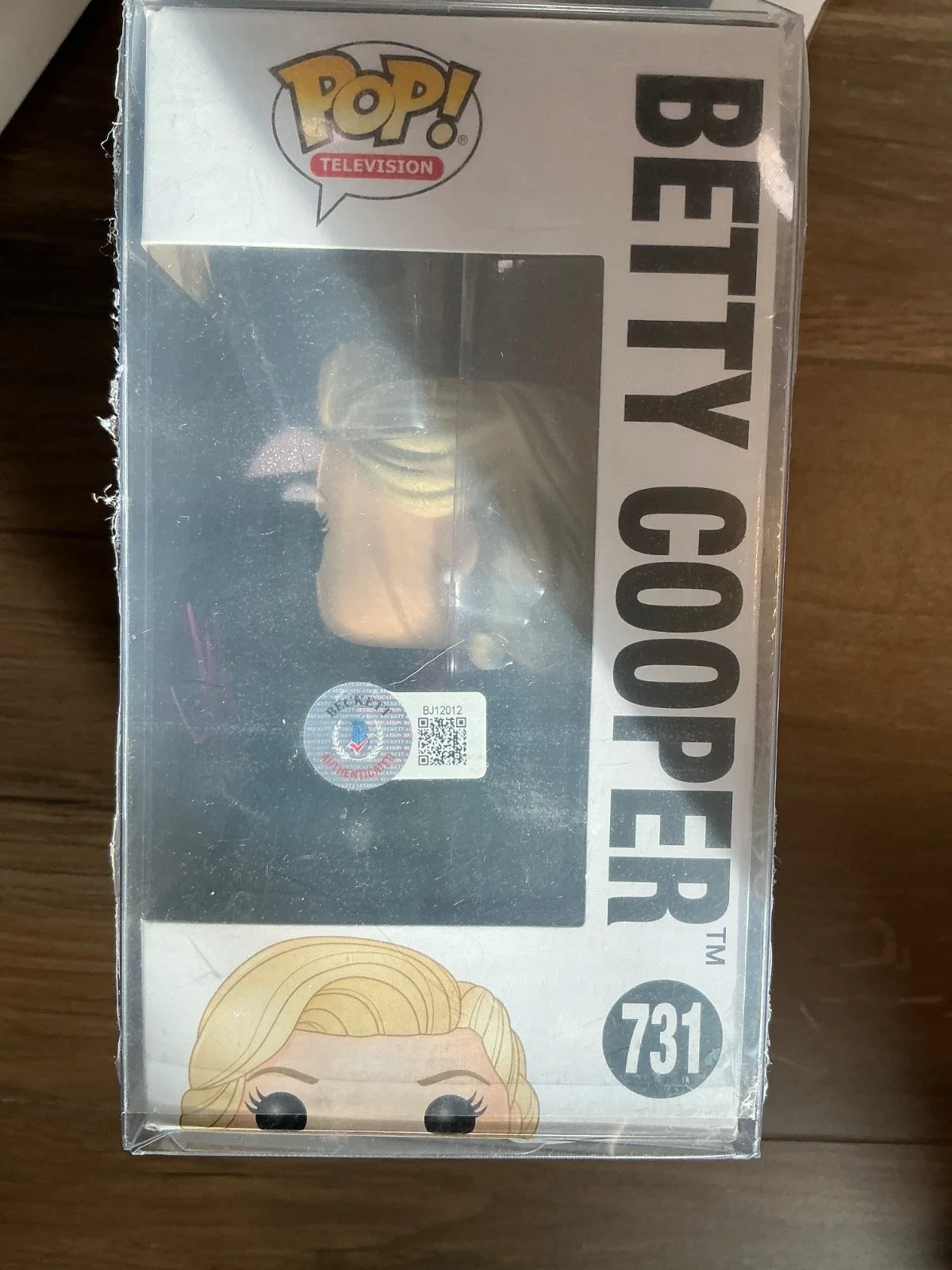 lili reinhart signed Riverdale Betty Cooper Funko., изображение 2