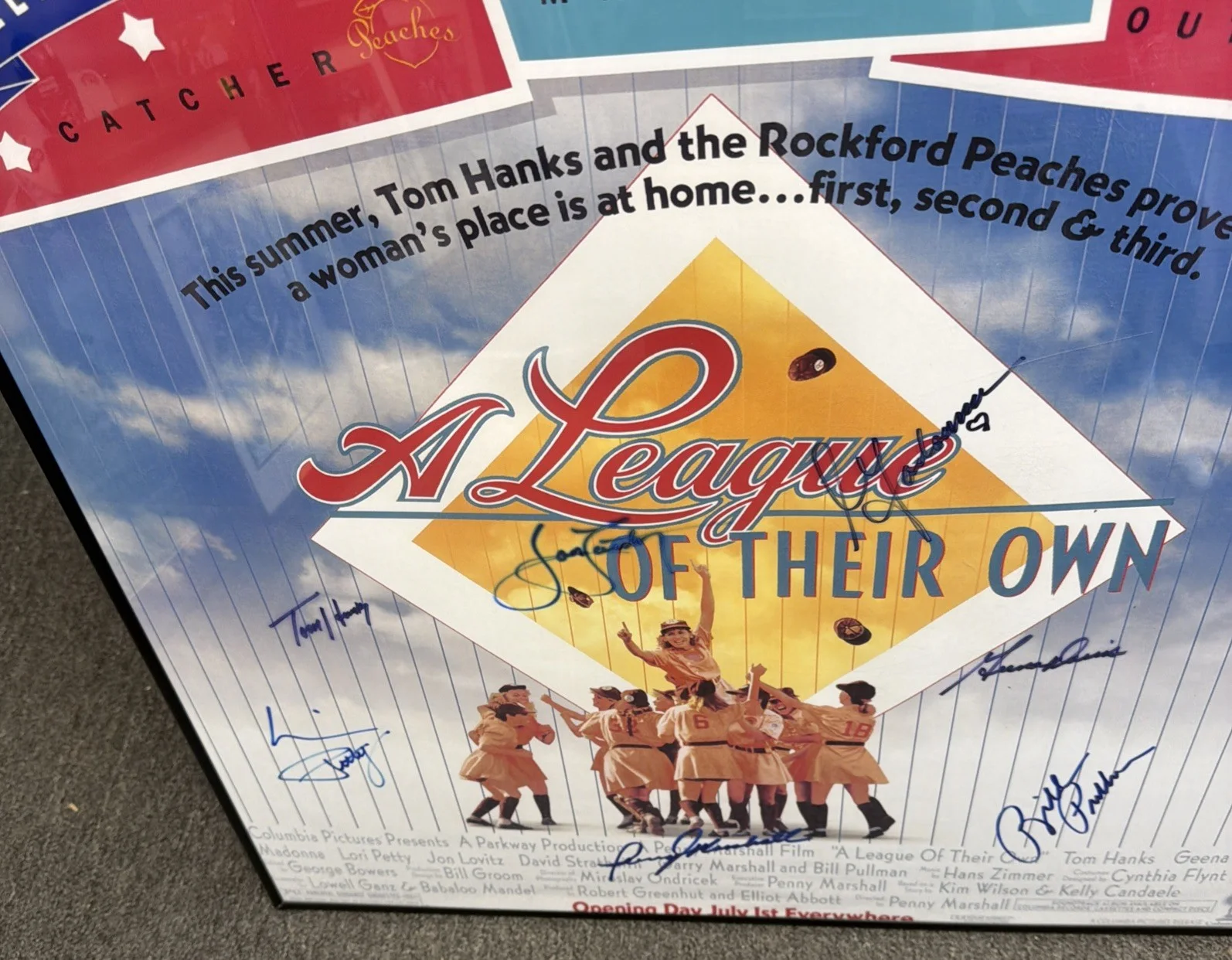 Cast — A League Of Their Own Cast Signed eco sports COA 27x40 Framed Movie Poster, изображение 5