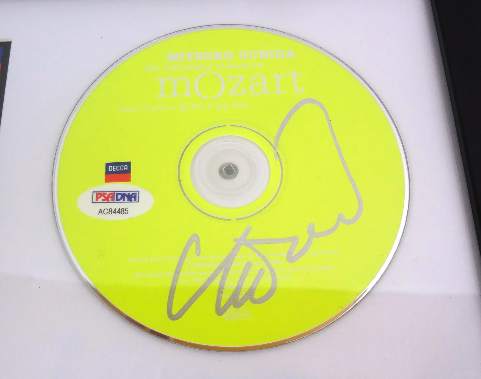 Mitsuko Uchida — Mitsuko Uchida Pianist Mozart Signed Autograph CD Framed PSA/DNA COA, image 2