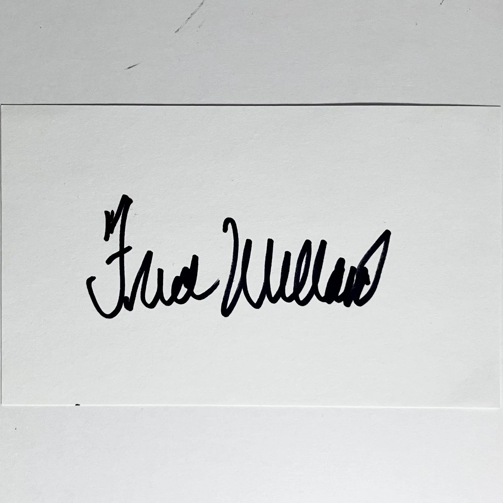 Fred Willard — FRED WILLARD d.2020 Signed 3x5 Card / “Modern Family”, “Everybody Loves Raymond”