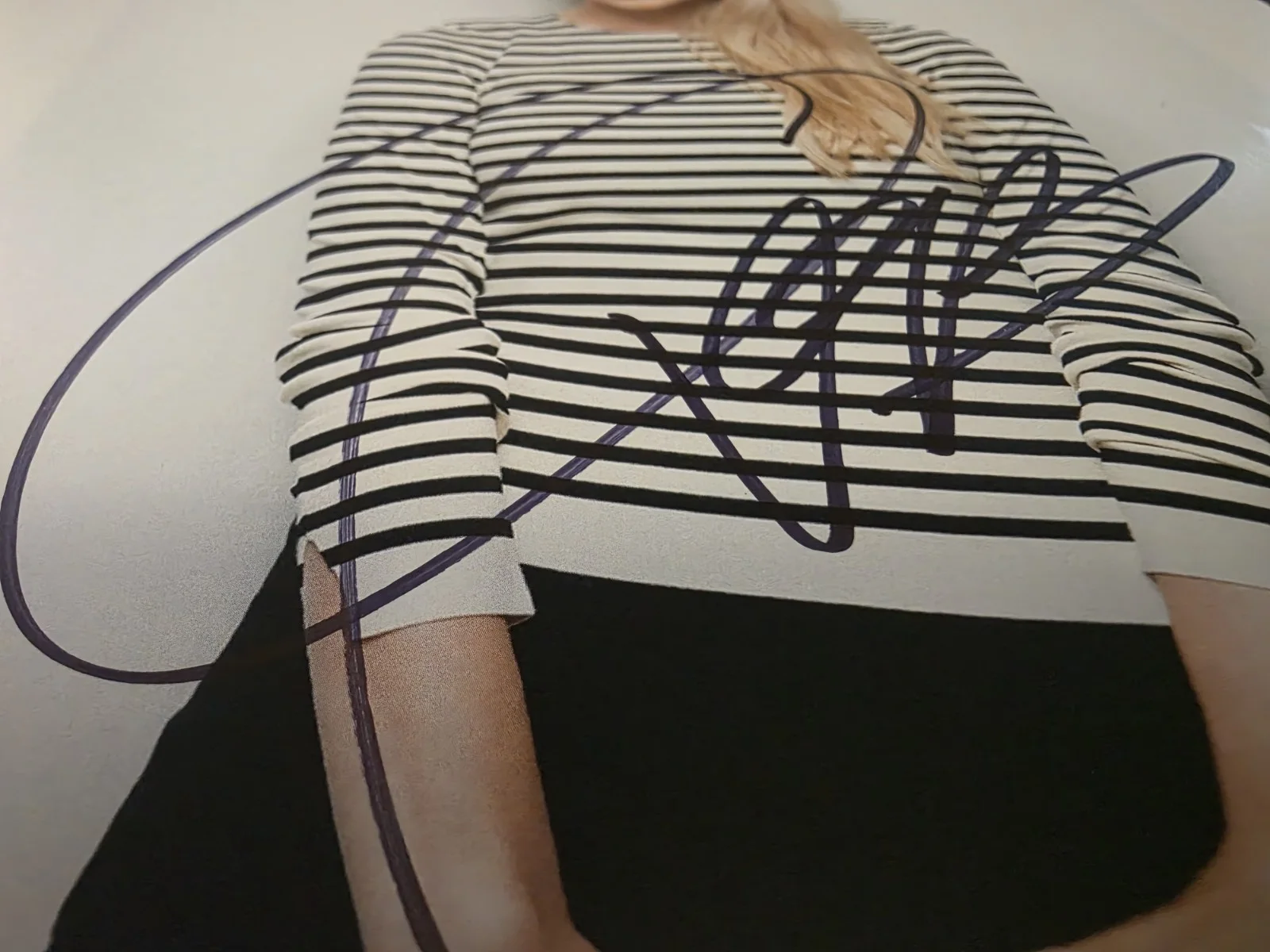 Taylor Swift Hand Signed 8×11 Photo – Heart Autograph – 2013 Red / 1989 Era COA, изображение 2