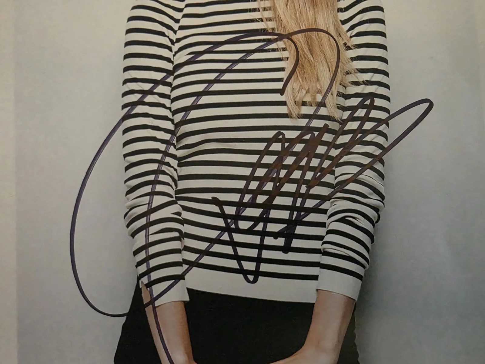 Taylor Swift Hand Signed 8×11 Photo – Heart Autograph – 2013 Red / 1989 Era COA, изображение 3