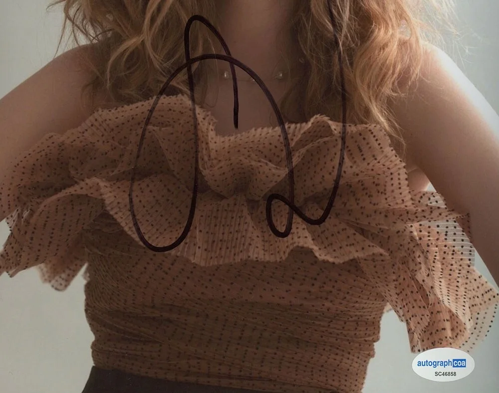 Sophie Nelisse — Sophie Nelisse signed 8x10 Photo HEATED RIVALRY d Yellowjackets PROOF Sexy ACOA, изображение 5