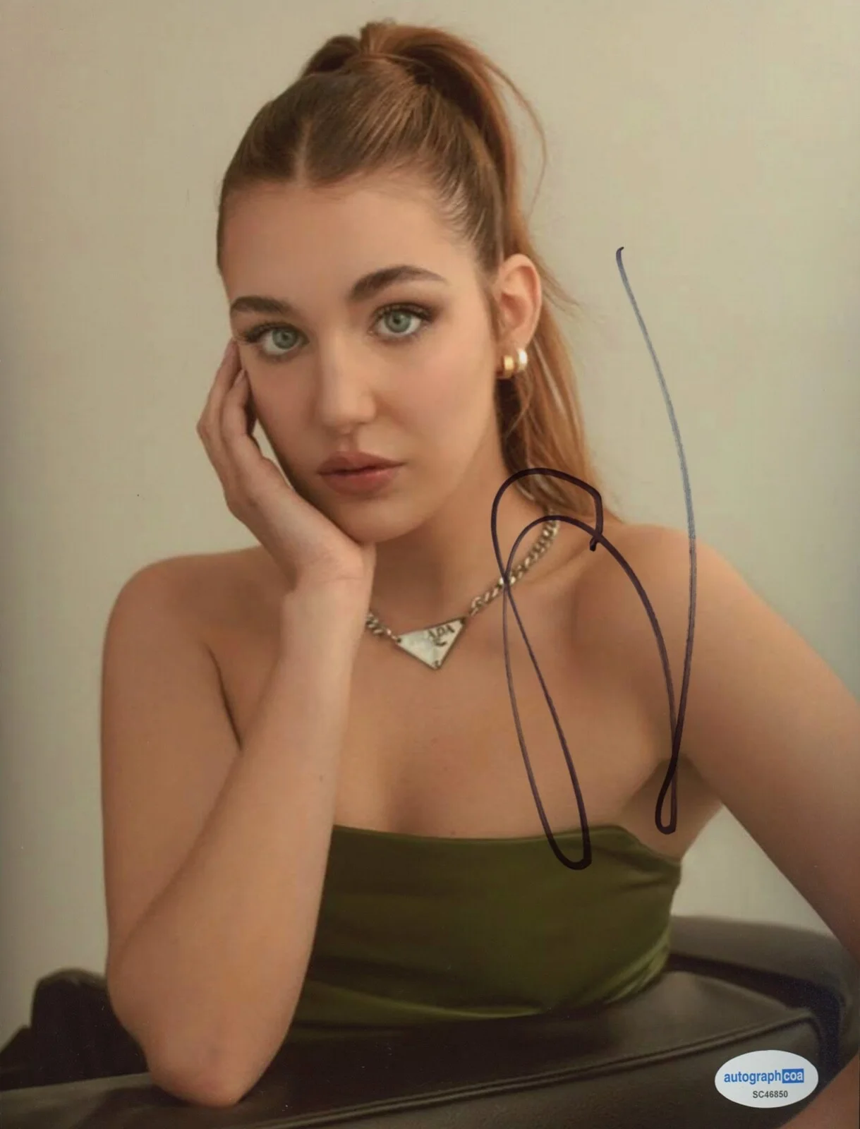 Sophie Nelisse — Sophie Nelisse signed 8x10 Photo HEATED RIVALRY a Yellowjackets PROOF Sexy ACOA, изображение 3