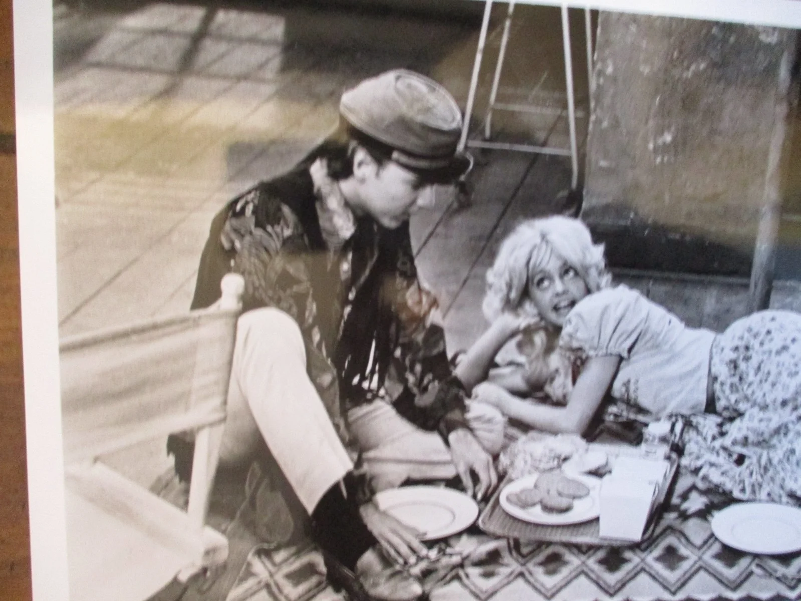 Goldie Hawn/Edward Arnold("BUTTERFLIES ARE FREE")10 x 8 1989 B & W Press Photo, изображение 2