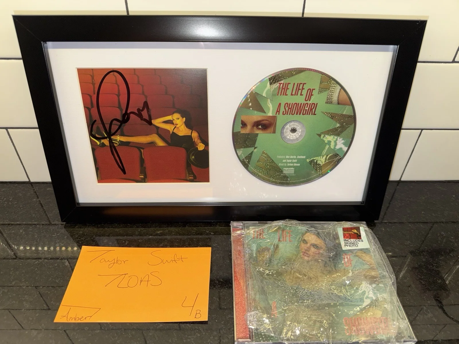 Taylor Swift The Life of a Showgirl CD Hand Signed / Autographed Photo 1 Framed, изображение 2
