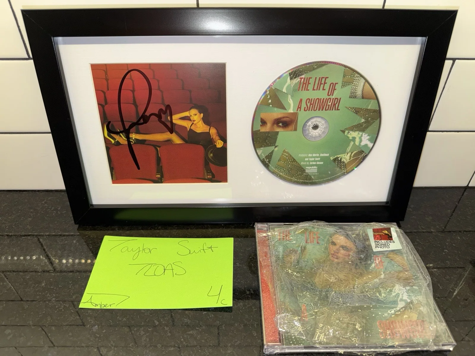 Taylor Swift The Life of a Showgirl CD Hand Signed / Autographed Photo 1 Framed, изображение 2