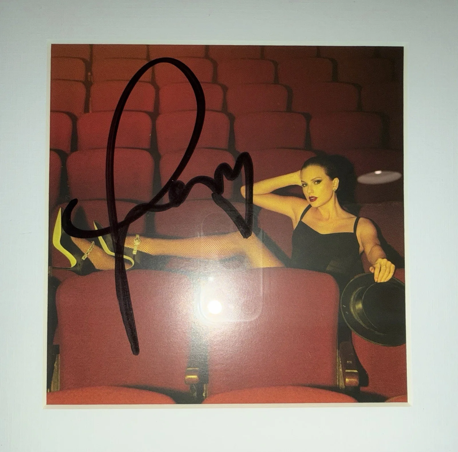 Taylor Swift The Life of a Showgirl CD Hand Signed / Autographed Photo 1 Framed, изображение 3