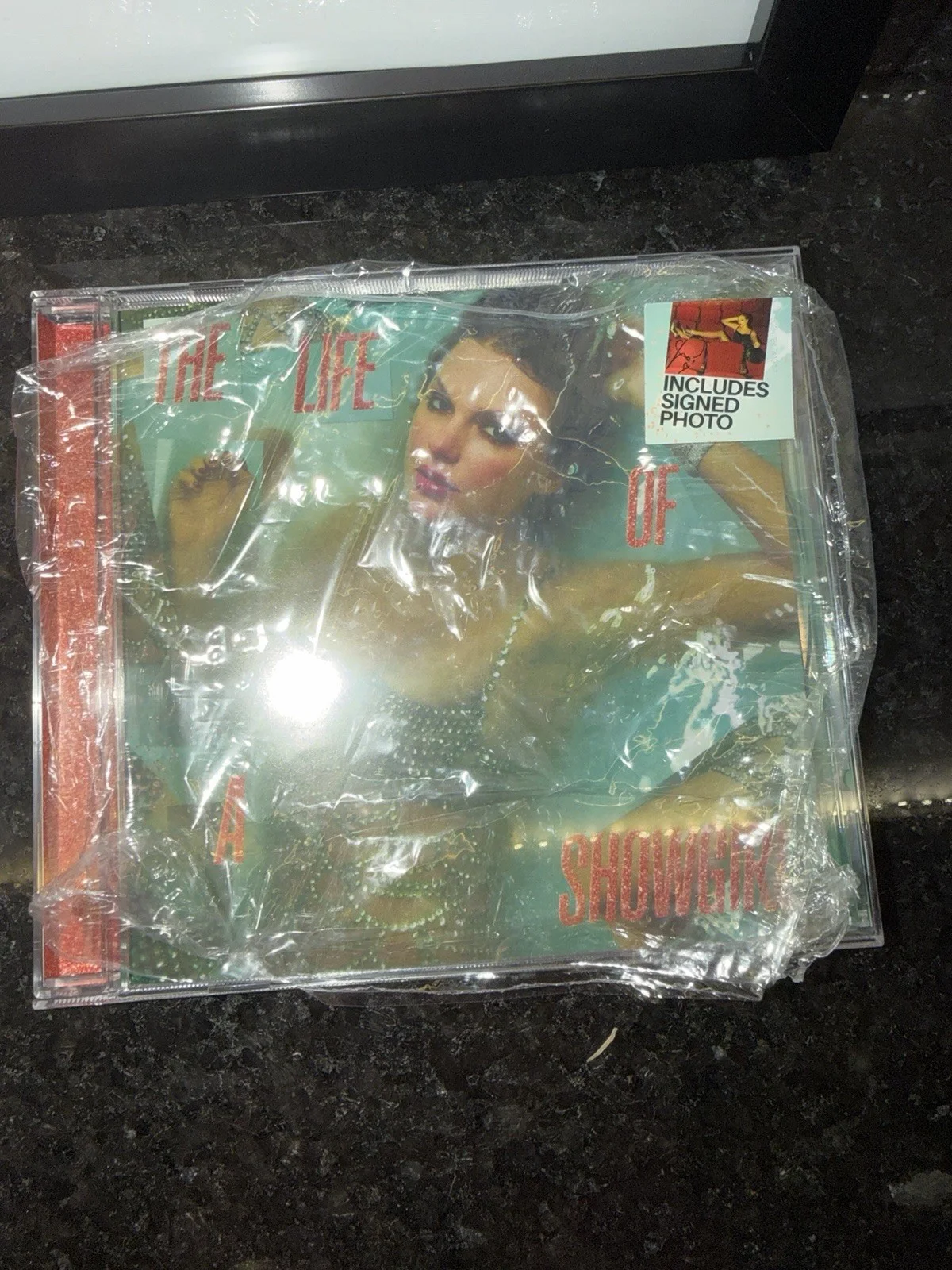 Taylor Swift The Life of a Showgirl CD Hand Signed / Autographed Photo 1 Framed, изображение 4