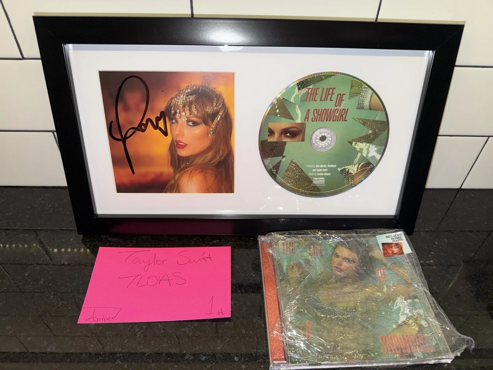 Taylor Swift The Life of a Showgirl CD Hand Signed / Autographed Photo 1 Framed, изображение 2