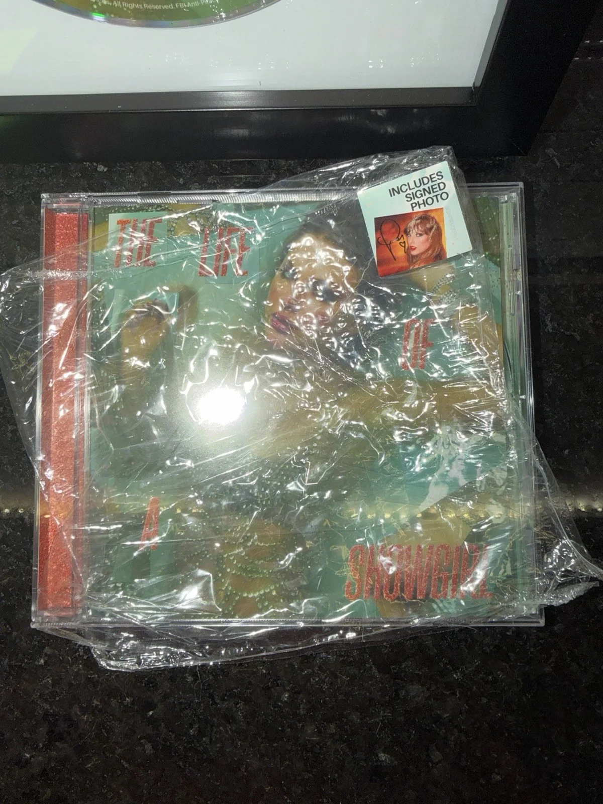 Taylor Swift The Life of a Showgirl CD Hand Signed / Autographed Photo 1 Framed, изображение 4