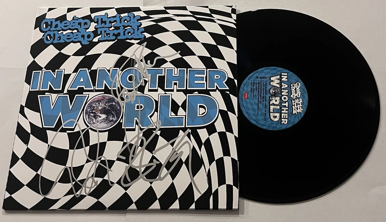 CHEAP TRICK SIGNED IN ANOTHER WORLD LP VINYL RECORD ALBUM ROBIN RICK TOM JSA COA, изображение 2
