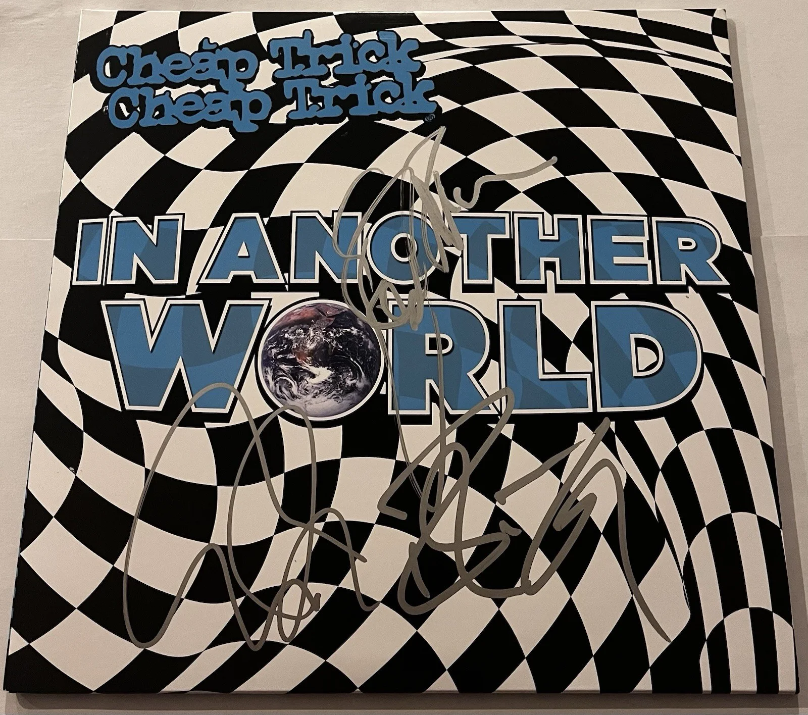 CHEAP TRICK SIGNED IN ANOTHER WORLD LP VINYL RECORD ALBUM ROBIN RICK TOM JSA COA, изображение 3