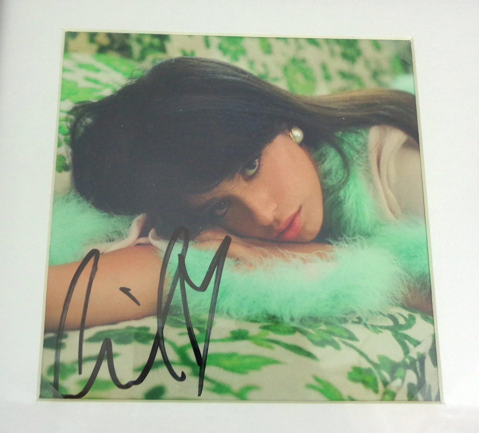 Camila Cabello — Camila Cabello Signed Autograph Familia CD Framed PSA/DNA COA, изображение 2