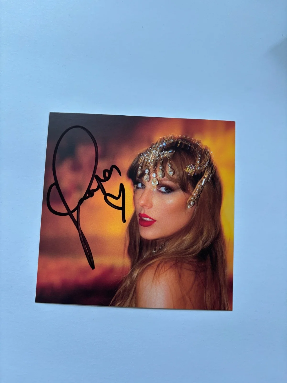 TAYLOR SWIFT SIGNED THE LIFE OF A SHOWGIRL CD COVER INSERT FRAMED FULL LONG BAS, изображение 2