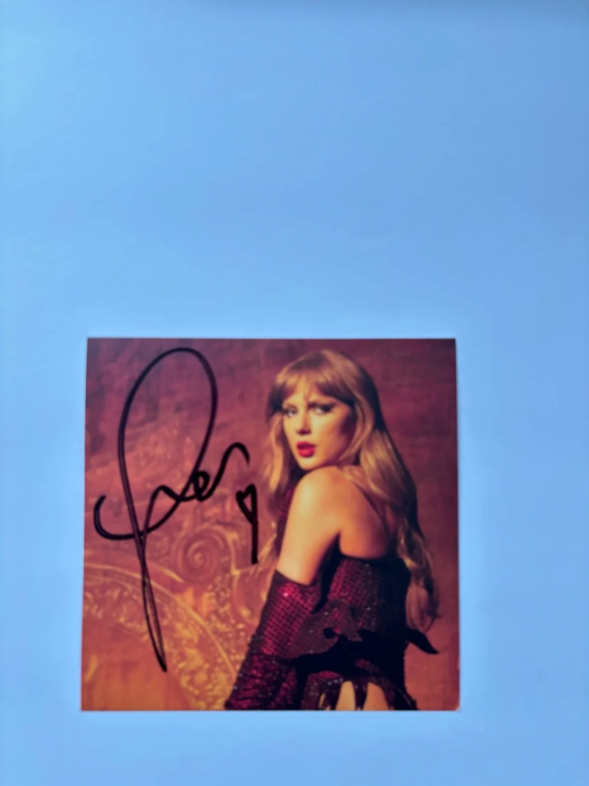 TAYLOR SWIFT SIGNED THE LIFE OF A SHOWGIRL CD COVER INSERT FRAMED 3 TLOAS BAS a, изображение 2