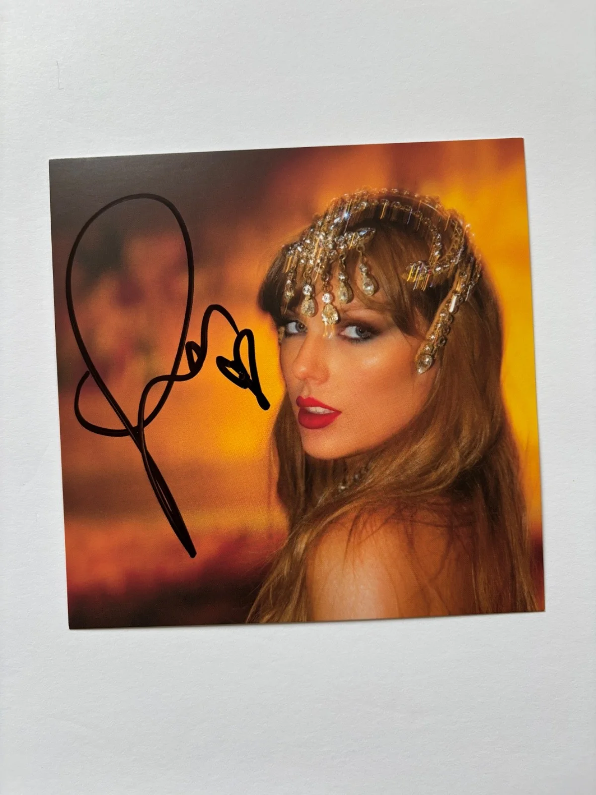 TAYLOR SWIFT SIGNED THE LIFE OF A SHOWGIRL CD COVER INSERT FRAMED 1 TLOAS BAS, изображение 2