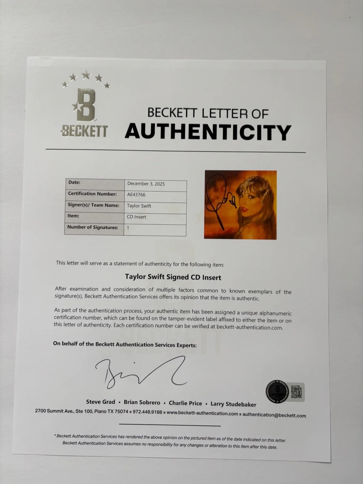 TAYLOR SWIFT SIGNED THE LIFE OF A SHOWGIRL CD COVER INSERT FRAMED 1 TLOAS BAS, изображение 3