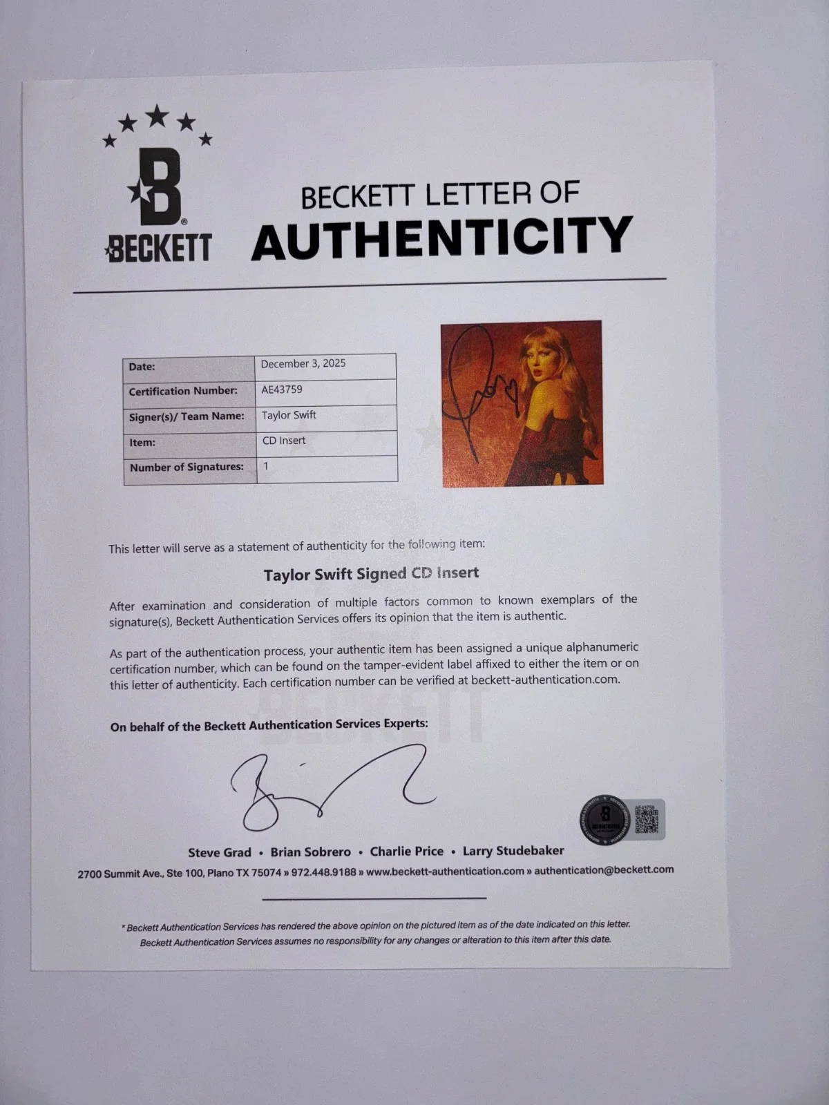 TAYLOR SWIFT SIGNED THE LIFE OF A SHOWGIRL CD COVER INSERT FRAMED 3 TLOAS BAS, изображение 2