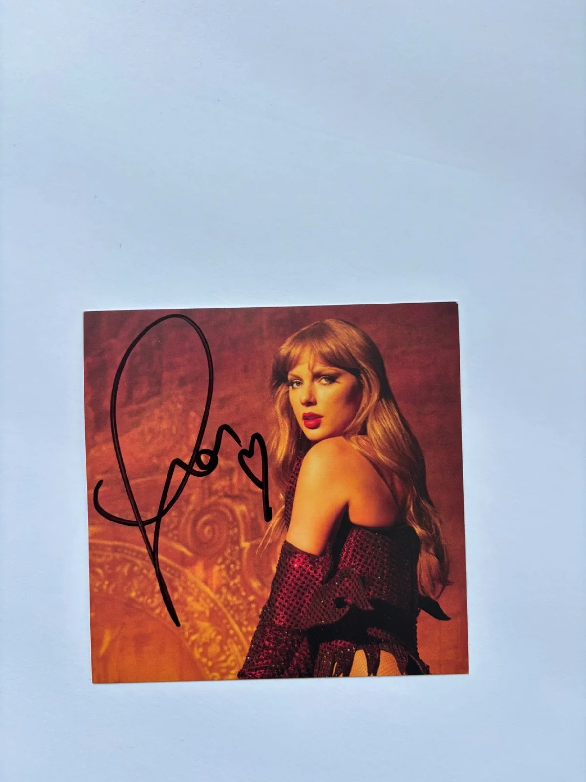 TAYLOR SWIFT SIGNED THE LIFE OF A SHOWGIRL CD COVER INSERT FRAMED 3 TLOAS BAS, изображение 3