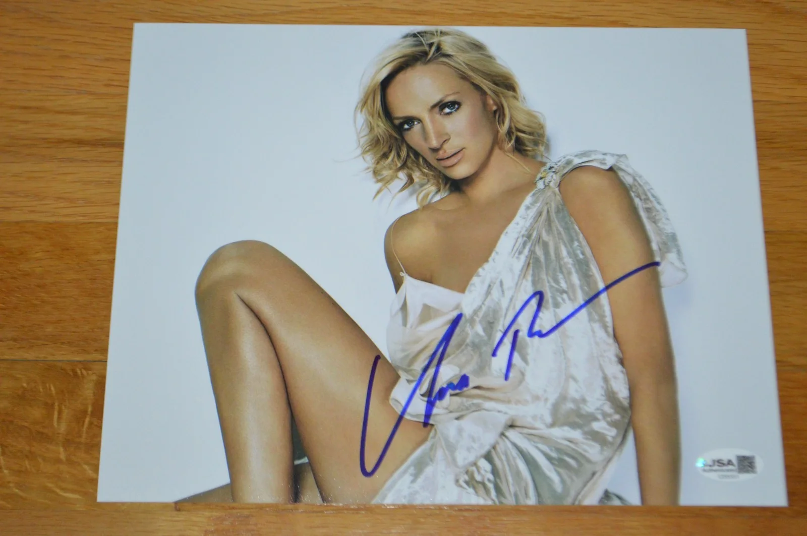 Uma Thurman — Uma Thurman Autographed 8x10 Color Photo with JSA COA, image 2