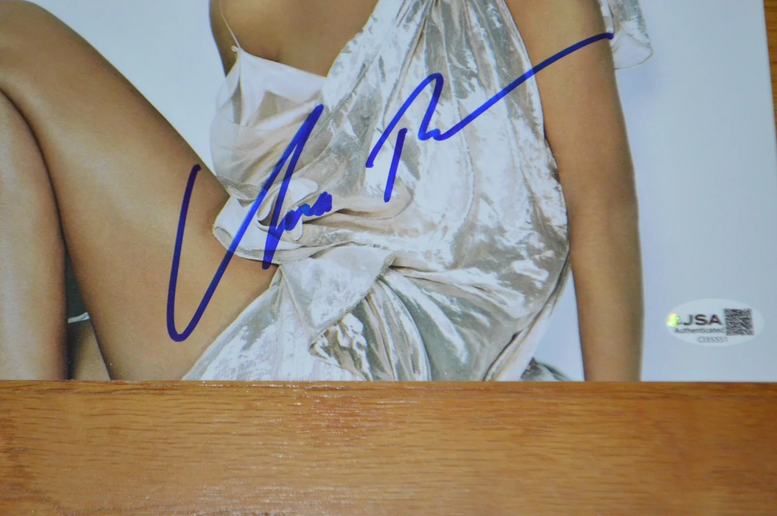 Uma Thurman — Uma Thurman Autographed 8x10 Color Photo with JSA COA, image 3