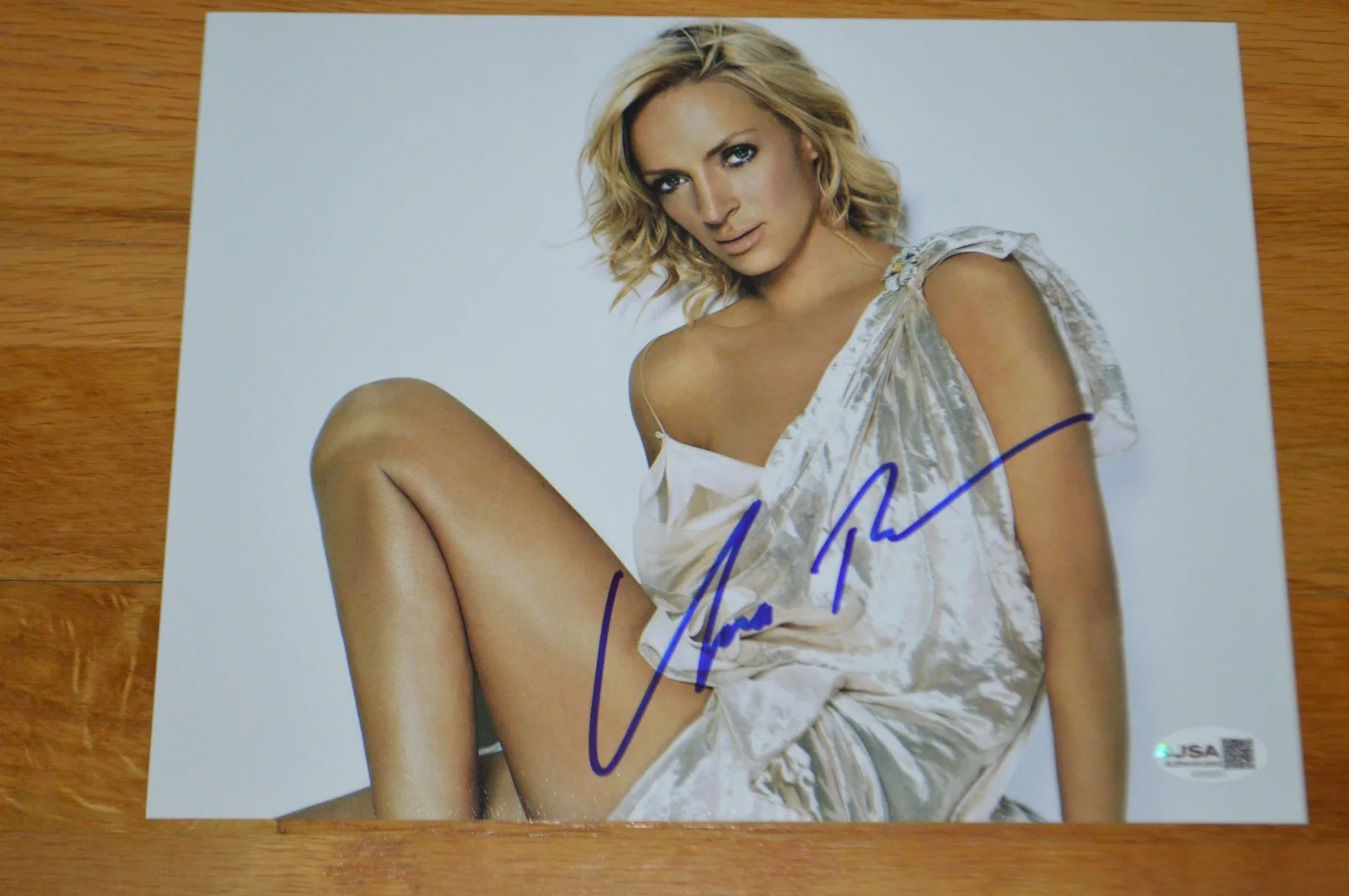 Uma Thurman — Uma Thurman Autographed 8x10 Color Photo with JSA COA, image 5
